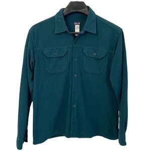 Patagonia men's Size Large teal blue long sleeve button up shirt with pockets.‎